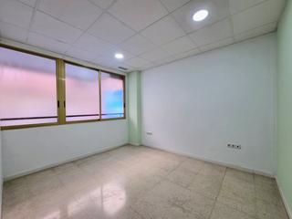 Lloguer Local Comercial a Carrús Oeste. Entresuelo comercial a un precio irresistibleideal para montar c