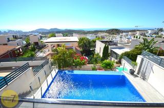 Xalet a Balcón de Finestrat-Terra Marina. Se vende chalet de tres dormitorios con piscina y vistas al mar