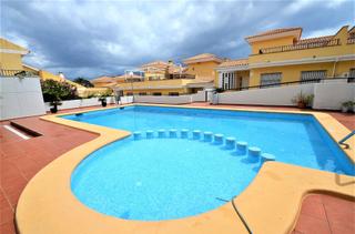 Casa a Pueblo-Ubanizaciones. Se vende bungalow de  cuatro dormitorios alfas del pi  sevendgro
