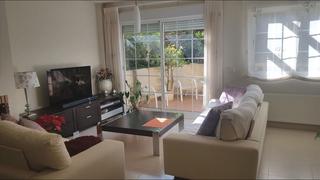 Casa aparellada a Coloma. Se vende adosad de 4 dormitorios, zona la nucia cerca del mercad
