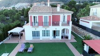 Chalet à Golf Bahía. Se vende villa de lujo con piscina propia en zona de sierra cort
