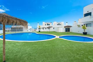 Casa adosada en Balcón de Finestrat-Terra Marina. Se vende villa de dos dormitorios con vistas al mar en finestrat