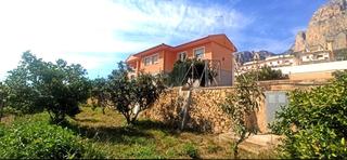 Xalet a Polop. Se vende chalet con parcela de 2450 m2 y piscina propia en polop