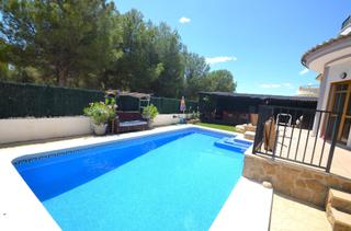 Chalet en Golf Bahía. Se vende villa de tres dormitorios con piscina propia en finestr