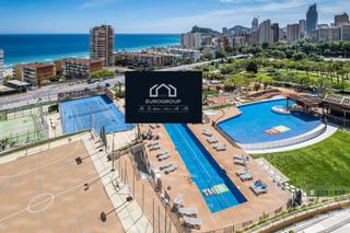 Apartamento en Playa Poniente. Se vende piso de 2 dormitorios con vistas al mar y plaza de park