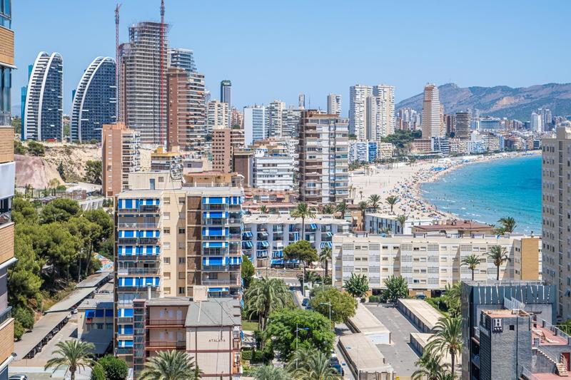 Foto 0e7702a1-76aa-4a21-8400-d83fa553d9cd. Ático  en segunda línea de Playa Poniente con vistas panorámicas al mar, a la playa y a la ciudad. en Benidorm