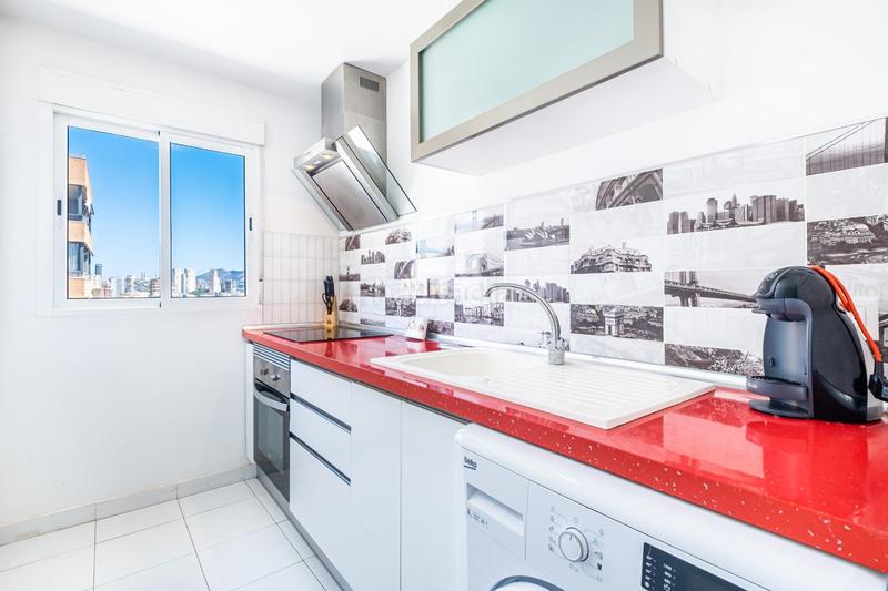 Foto 400ca563-25fd-4523-ade2-822aba3cb828. Ático  en segunda línea de Playa Poniente con vistas panorámicas al mar, a la playa y a la ciudad. en Benidorm