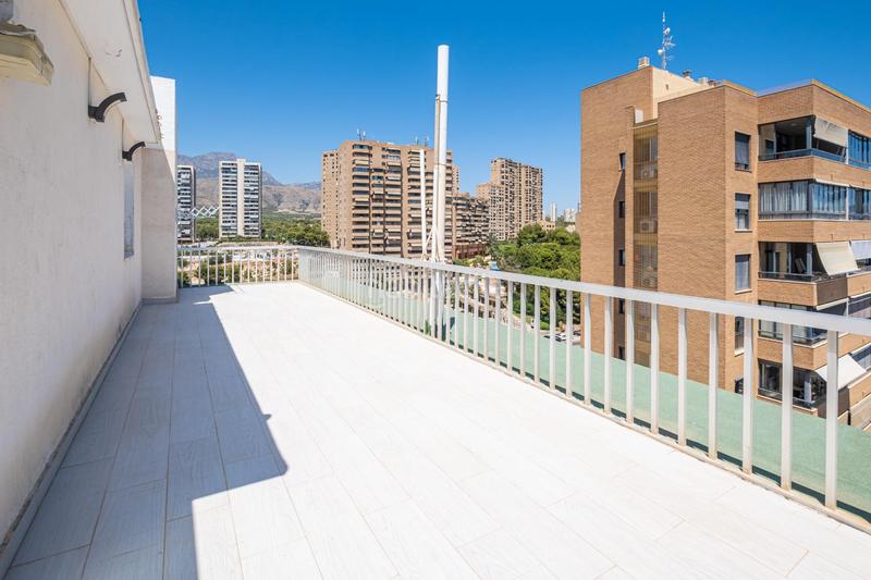 Foto 79bec4ee-ff58-4060-a272-cc12fb224c5d. Ático  en segunda línea de Playa Poniente con vistas panorámicas al mar, a la playa y a la ciudad. en Benidorm