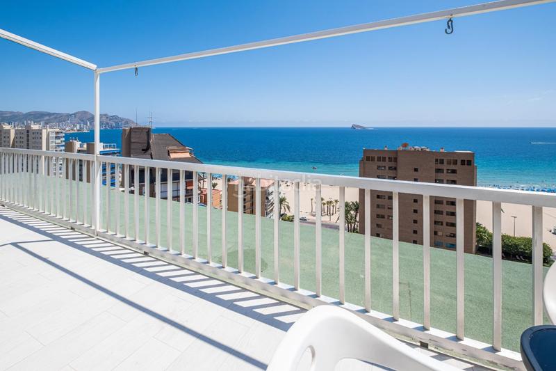 Foto b65cb18c-0167-4c16-9e31-4f146d0194b2. Ático  en segunda línea de Playa Poniente con vistas panorámicas al mar, a la playa y a la ciudad. en Benidorm