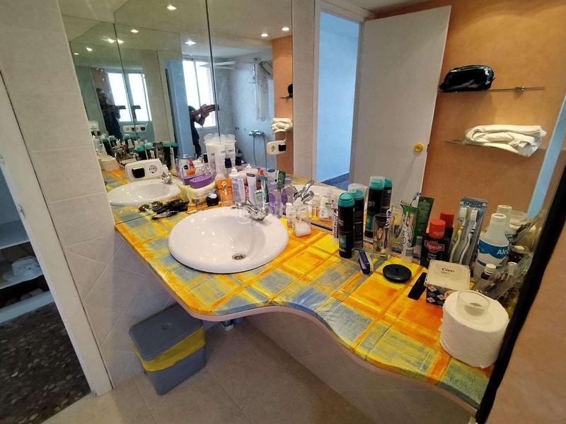 Foto 7bb70bda-b75f-469b-85aa-4a8ae2dbde13. Piso amplio piso con gran terraza y vistas preciosas al mar en zona rincon de loix. en Benidorm