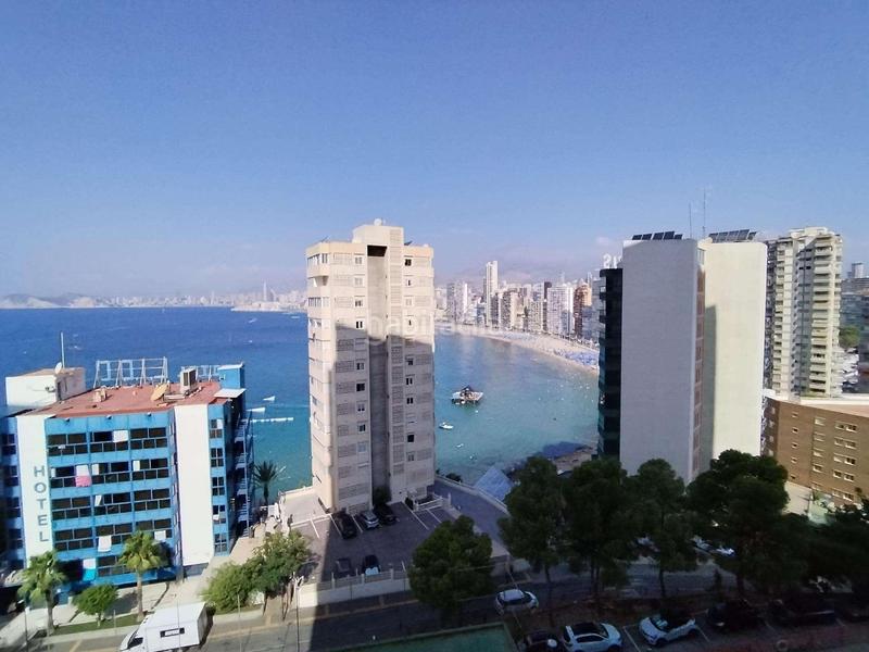 Foto d6e37da6-09eb-4656-9df0-a97fd0d1c1ac. Piso amplio piso con gran terraza y vistas preciosas al mar en zona rincon de loix. en Benidorm