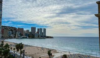 Pis a Playa Levante. Amplio piso de esquina con gran terraza y vistas al mar en 1 lin