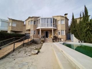 Xalet a Urbanizaciones. Gran chalet con 4 dormitorios, parcela llana y piscina privada e