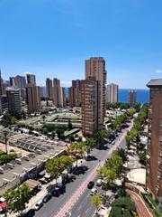 Pis a Levante Alto. Amplio piso con 4 dormitorios y vistas al mar y benidorm en zona