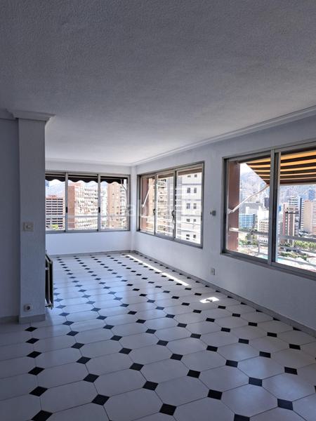 Foto b235de90-723f-473f-8500-2767509f111f. Piso amplio piso con 4 dormitorios y vistas al mar y en zona levante. en Benidorm