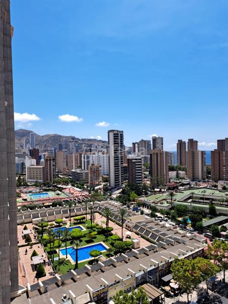 Foto e8fce1a8-171f-44b5-b5a2-7eeb367baf1f. Piso amplio piso con 4 dormitorios y vistas al mar y en zona levante. en Benidorm