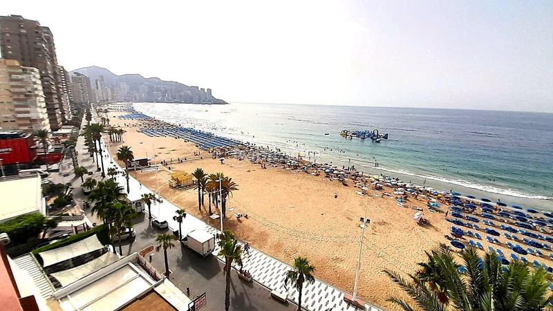 Foto 3415f303-3cc5-49d2-a0c9-b3a18ce13a01. Dúplex se vende dúplex dividido en cuatro apartamentos, en primera linea de levante . eurocenterinmobiliaria.com en Benidorm