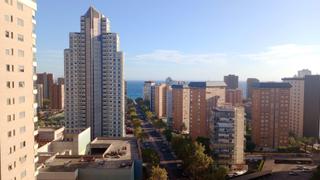 Apartamento en Levante Alto. Amplio piso semireformado con vistas al mar y benidorm.