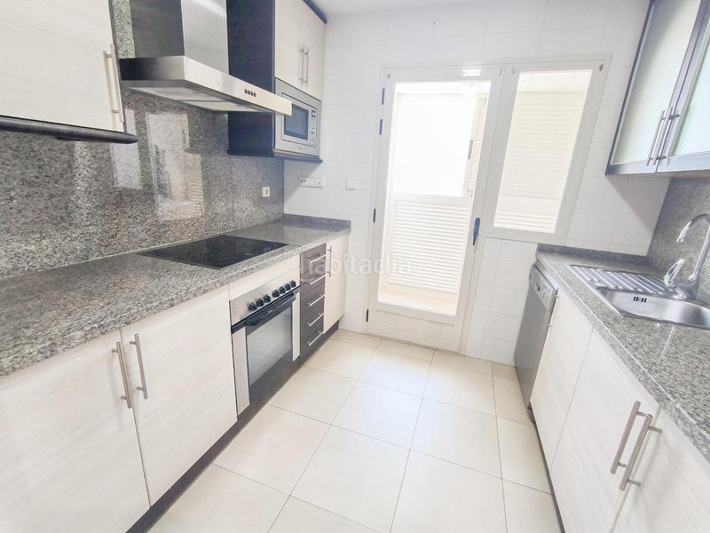 Foto 2bf42cf4-b00f-43e6-a896-6b33f6495a35. Apartamento amplio piso con 2 dormitorios y vistas al mar, con plaza de garaje y trastero privados en zona playa poniente. en Benidorm