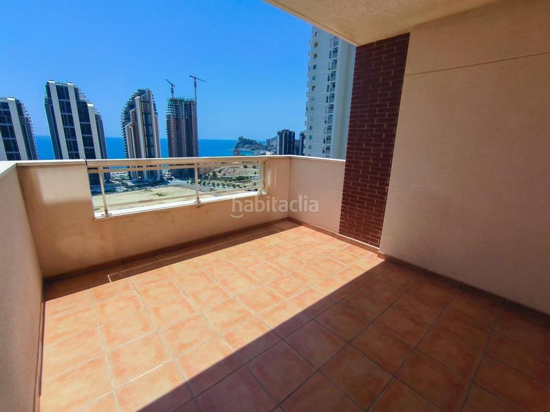Foto 4a0490db-d680-4fc5-ba09-25948f058a3a. Apartamento amplio piso con 2 dormitorios y vistas al mar, con plaza de garaje y trastero privados en zona playa poniente. en Benidorm