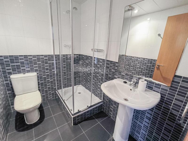 Foto a3da4a07-ce0e-45ee-99f8-3ed5bb0aea8c. Apartamento amplio piso con 2 dormitorios y vistas al mar, con plaza de garaje y trastero privados en zona playa poniente. en Benidorm