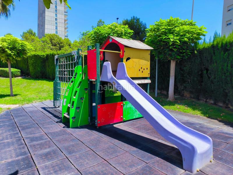 Foto ed45786c-4cd9-4324-b53a-802ccd04b07e. Apartamento amplio piso con 2 dormitorios y vistas al mar, con plaza de garaje y trastero privados en zona playa poniente. en Benidorm