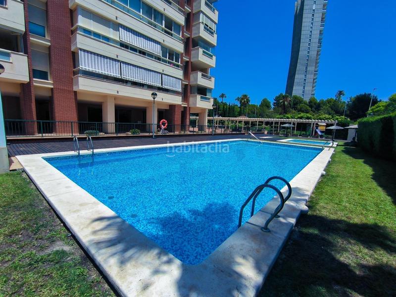 Foto f06cc883-3c05-435b-9bbb-8ecc47042027. Apartamento amplio piso con 2 dormitorios y vistas al mar, con plaza de garaje y trastero privados en zona playa poniente. en Benidorm