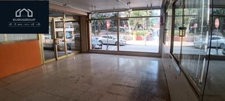 Local Comercial a Centro Urbano. Local comercial centrico con mucha fachada de ventanales para cu