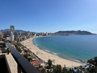 Dachwohnung in Cala Finestrat. Fantastico atico con vistas al mar y montaña, 2 dormitorios y 2