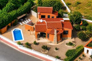 Xalet a Escandinavia-Cautivador. Fantastico chalet independiente 2 dormitorios, piscina y 800m de