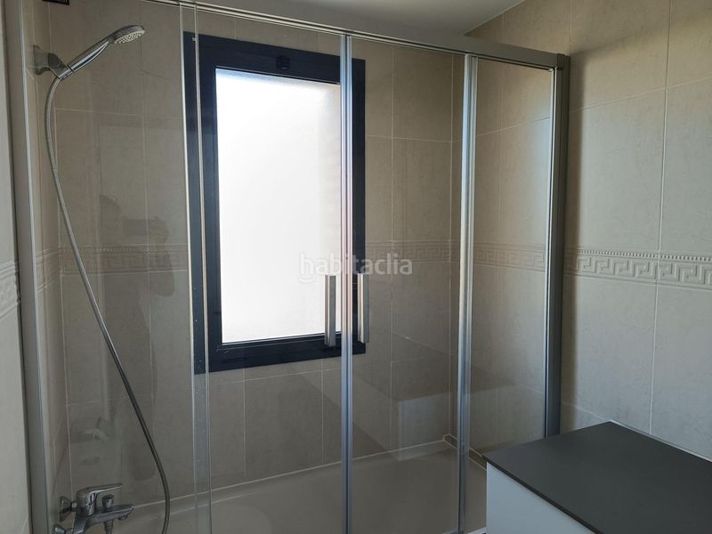 Foto 2c8e9a35-561c-4ff1-936d-c1409eb62658. Apartament amb calefacció aparcament piscina a Via Parque Benidorm