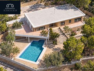 Chalet en Urbanizaciones. Espectacular villa con 5 dormitorios y 4 baños, 450 m2 y 3600 m2
