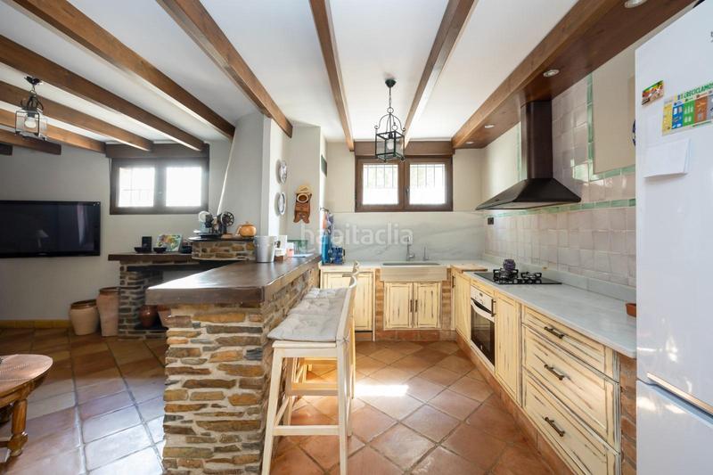 Foto f50c8a65-ba86-4e24-b999-e218cdb1d25f. Chalet con piscina in Altos de la Zubia Zubia (La)