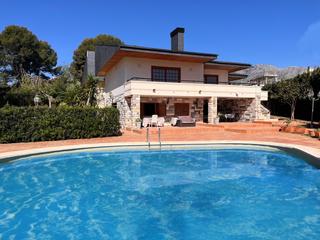 Xalet en Coloma. Chalet independiente, piscina, gran garaje, aire acondicionado,