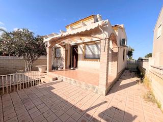 Xalet a Polop. Chalet independiente, 3 dormitorios, aire acondicionado, piscina
