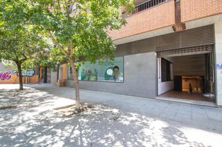 Local commercial à Avenida de la constitucion. Gran rentabilidad de negocio junto edificio san lázaro !!!