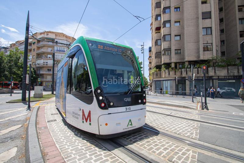 Foto ca44aa9a-ca2e-4c1d-b1f9-bfc335a13a8c. Locale commerciale in avenida de la constitucion in Granada