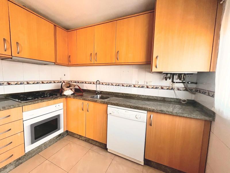 Foto 01c8e38a-20e2-435e-a811-d6634bc0b5f2. Casa adosada chalet adosado, piscina comunitaria, garaje privado, trastero, cerca de todos los servicios en Polop