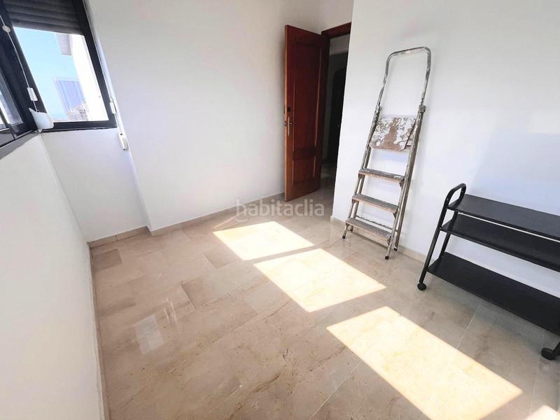 Foto 00a7f9ec-6dcb-49dd-adae-a2c058593fe6. Alquiler apartamento  de esquina, vistas al mar y montaña, amueblado o sin amueblar, aire acondicionado, piscina comunitaria en Benidorm