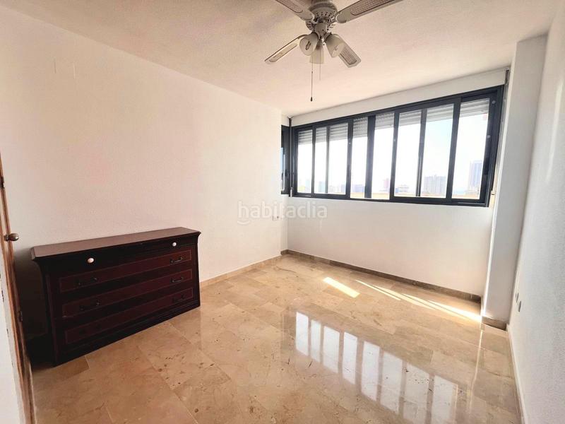 Foto 449dc534-0dad-4986-8ea4-deefaa2bd1a2. Alquiler apartamento  de esquina, vistas al mar y montaña, amueblado o sin amueblar, aire acondicionado, piscina comunitaria en Benidorm