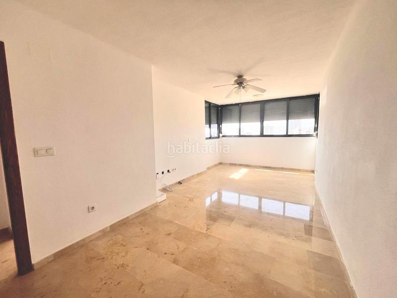 Foto 5f98b209-7cb5-4d9a-bccb-e7196d8f6951. Alquiler apartamento  de esquina, vistas al mar y montaña, amueblado o sin amueblar, aire acondicionado, piscina comunitaria en Benidorm