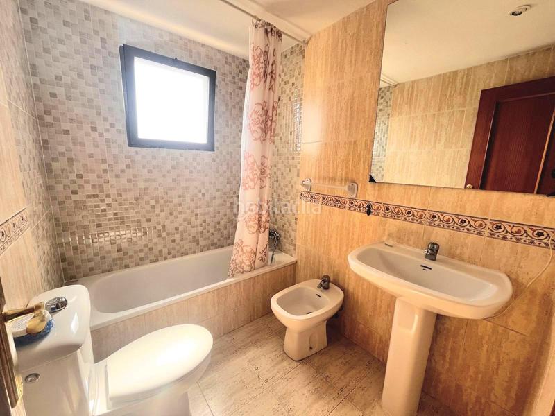 Foto a43b7144-331a-4ebb-a685-02c552ca6a67. Alquiler apartamento  de esquina, vistas al mar y montaña, amueblado o sin amueblar, aire acondicionado, piscina comunitaria en Benidorm