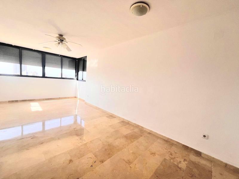 Foto c93a8675-601c-4645-9031-ec249d363076. Alquiler apartamento  de esquina, vistas al mar y montaña, amueblado o sin amueblar, aire acondicionado, piscina comunitaria en Benidorm