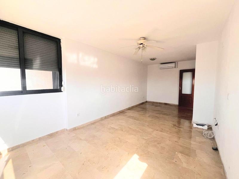 Foto e5622b96-ab21-4fe5-9f9a-b4de78823ee0. Alquiler apartamento  de esquina, vistas al mar y montaña, amueblado o sin amueblar, aire acondicionado, piscina comunitaria en Benidorm