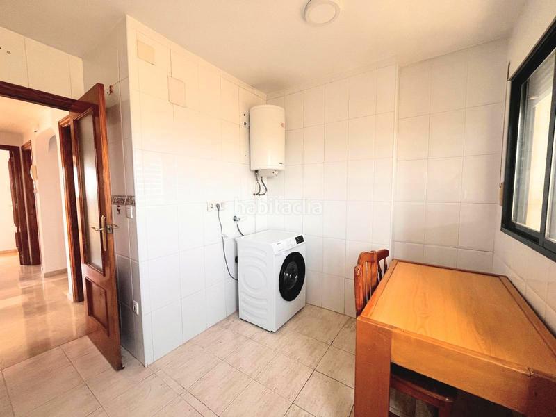 Foto f4332264-0408-406f-b69c-1139ff42f774. Alquiler apartamento  de esquina, vistas al mar y montaña, amueblado o sin amueblar, aire acondicionado, piscina comunitaria en Benidorm