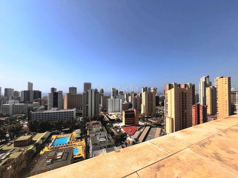 Foto f67b5518-4263-4812-8741-c32afda7ea28. Alquiler apartamento  de esquina, vistas al mar y montaña, amueblado o sin amueblar, aire acondicionado, piscina comunitaria en Benidorm