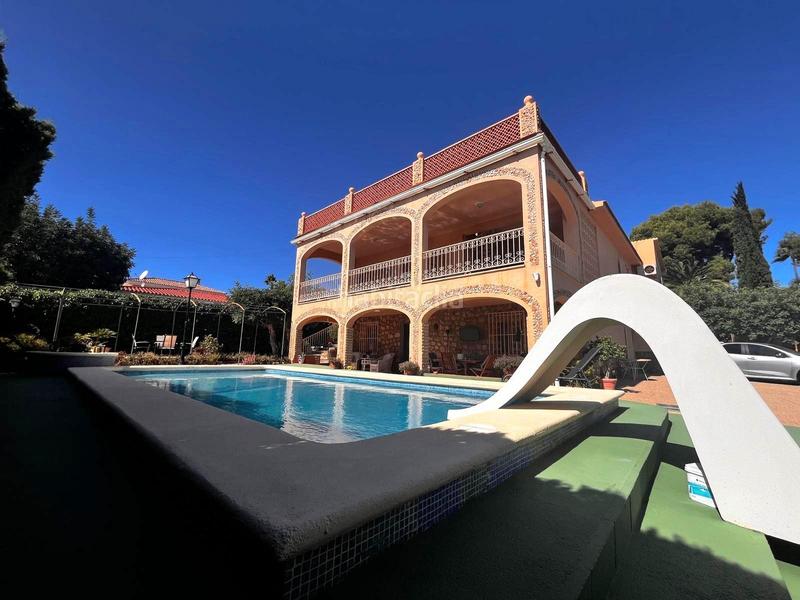 Foto 736d8ffe-2f65-4723-83f6-25d5cb8e7514. Chalet con parcheggio piscina in Urbanizaciones Benidorm