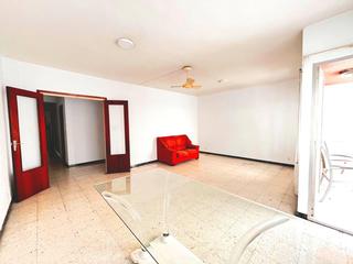 Flat in Centro Urbano. Apartamento amplio a reformar, céntrico, cerca del mar
