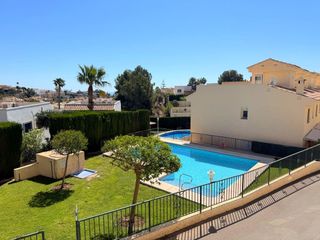 Casa adossada a Coloma. Chalet adosado, piscina comunitaria, terraza, garaje, aire acond