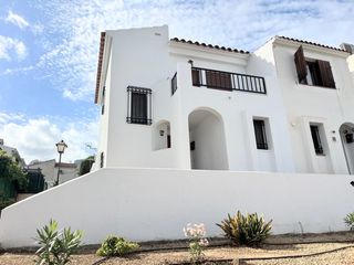Miete Reihenhaus in La Nucia Pueblo. Casa adosada reformada, jardin, aparcamiento, piscina comunitari